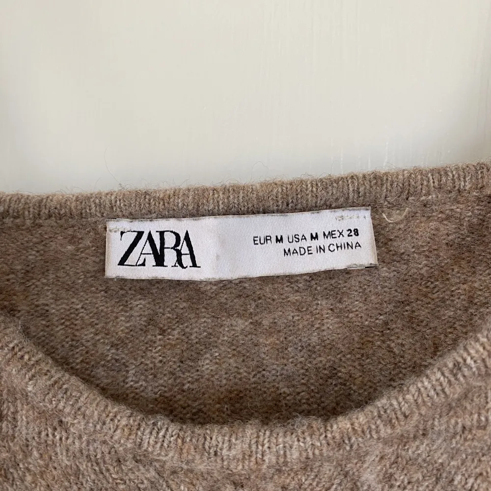 Köpte denna på plick för ett tag sedan men den har inte kommit till användning. Fin brun stickad topp från Zara 🧶. Toppar.