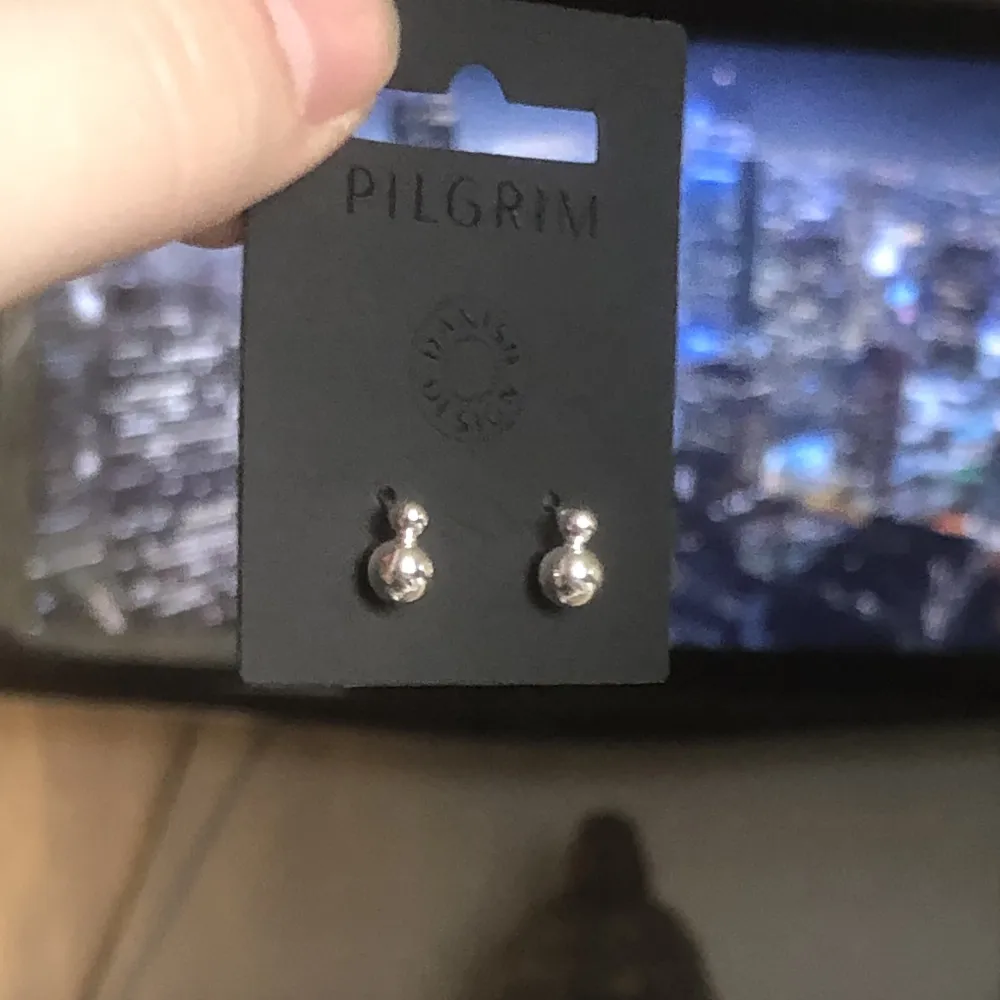 OANVÄNDA pilgrim öronhängen. Original pris är 130kr säljer för 50kr! Priset går alltid att diskutera . Asusteet.