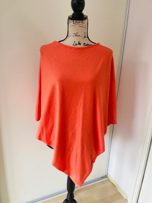 Poncho  - Säljer påncho från Kappahl  Använd lite Viskos 79% polyester 21%