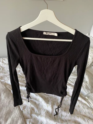 Topp - Fin topp med dragsko på sidorna. Aldrig använd! 