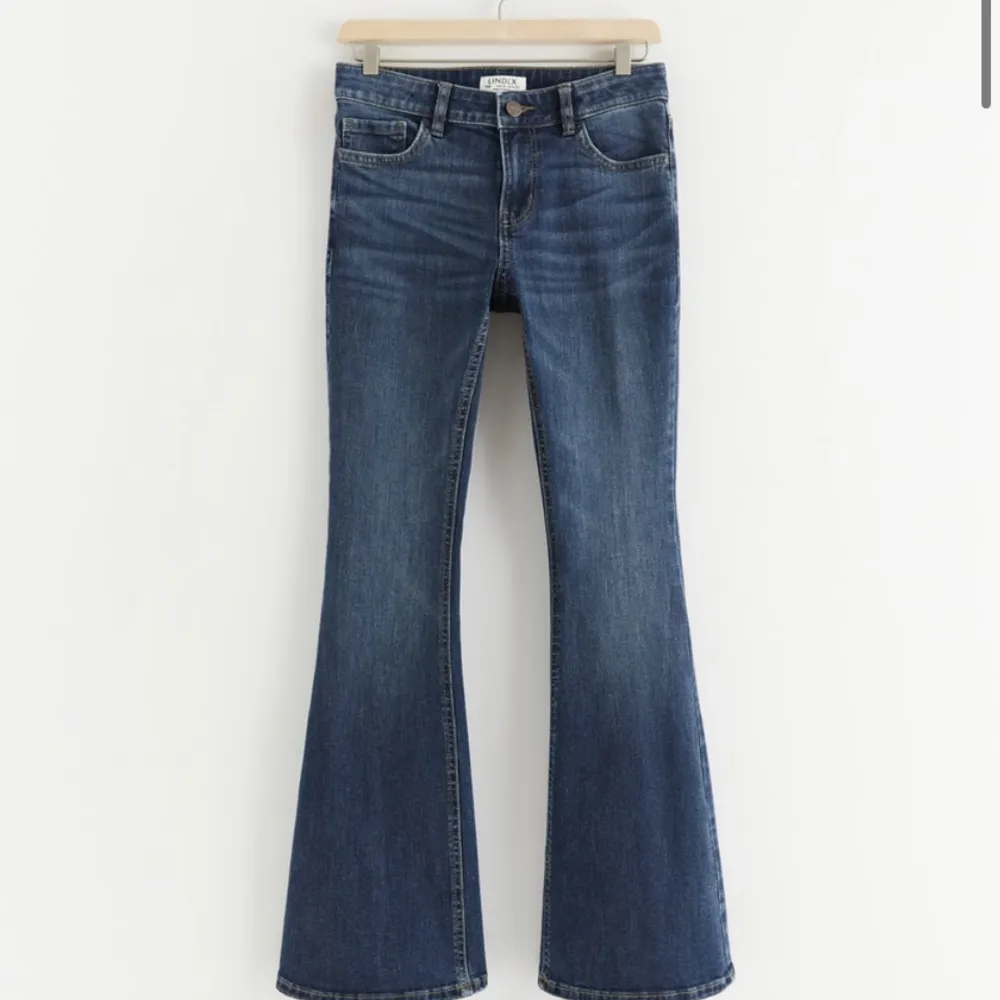 Sälje dessa jätte fina botcut jeans oga att dom tyvärr är för små❤️. Jeans & Byxor.
