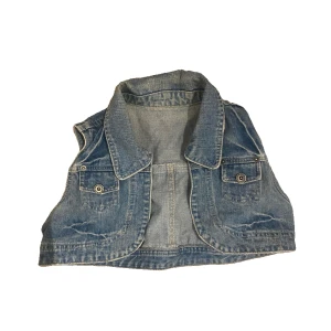 Cropped jeans väst - Jätte gullig jeans väst, kort som en magtröja ungefär. Inga skador mm