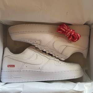 Säljer ett par helt nya supreme air force 1, storlek 44 direkt från supreme appen. FRAKT INÅGR ‼️