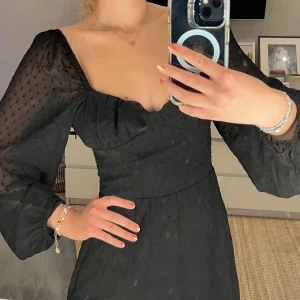 Klänning - Säljer den här jätte fina klänningen från hm då jag tyvärr inte fått så mycket användning av den💕 det är en stl xs och jag har vanligtvis s/xs. Använd fåtal gånger så nästan nyskick💕kan skicka fler bilder vid intresse!
