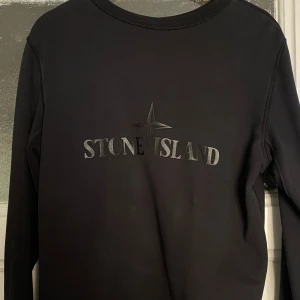 Stone island  - Sweatshirt i herrmodell storlek M. Sällan använd i väldigt fint skick. Skriv för fler bilder 💓~stone island double front~ 