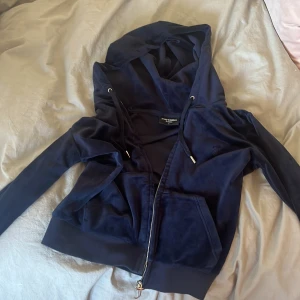 Säljer mörkblå juicy kofta - Säljer för jag inte använder den och för stor storlek. Använd 5 gånger