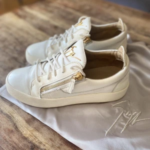 Giuseppe zanotti - Säljer nu mina Giuseppe Zanotti skor som är i ett väldigt bra skick till ett bra pris! Skriv vid fler frågor😀 dustbag medföljer 