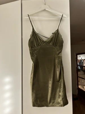 Satin klänning  - Jätte fin och sexig kläning i satin. Aldrig använd. 