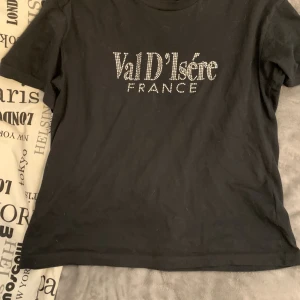 T shirt - Basic t shirt med paljetter