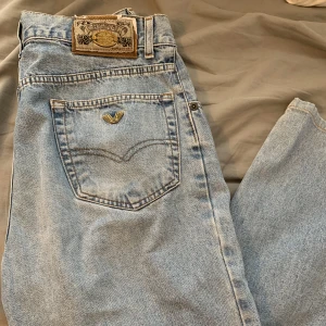 Jeans - Ljusblå raka jeans, har inte använts så mycket då dom är lite för korta för mig tyvärr Midjemått: 76cm Innebenslängd:72cm