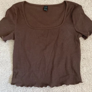Topp - En brun topp ifrån Shein. Med små ”detaljer” på armarna och längst ner. 