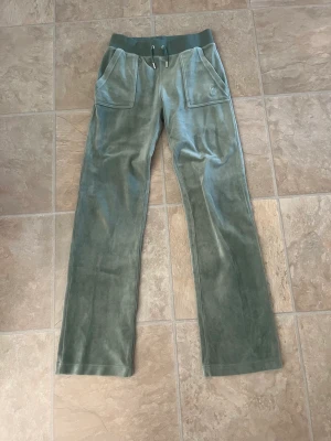 Juicy couture byxor - Ett par gröna juciy couture byxor i st xs använd typ 10 gånger köpta för 1100