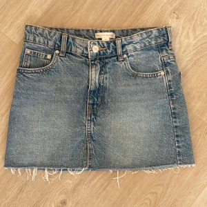 En jeanskjol från Young Gina (Iza & Elle’s kollektion) - En superfin lågmidjad och ganska kort jeans kjol som var min favorit men har tyvärr blivit för liten för mig nu. Den är ifrån Young Gina Iza & Elle’s kollektion 💘 Jättebra skick och ser ut som ny, inga fläckar och inte alls sliten. 