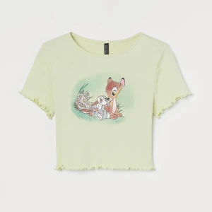 H&m topp - Säljer denna h&m topp. Finns ej i lager längre så lite limited edition. Jätte bra skick aldrig använt men haft rätt länge. Köp gärna.🫂🤍