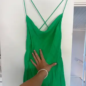 Superfin grön kort klänning från zara!!🥺🙌 Ljuset på de sista två bilderna gör att färgen inte syns så bra, fixar bättre bilder vid intresse!