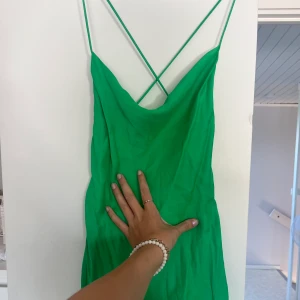 Zara slipdress - Superfin grön kort klänning från zara!!🥺🙌 Ljuset på de sista två bilderna gör att färgen inte syns så bra, fixar bättre bilder vid intresse!
