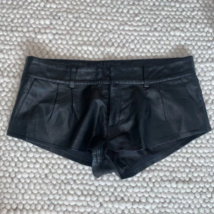 Skinnshorts  - Skinnshorts från Gina. Bra skick💞 jag är 168 o brukar bära s. Dessa är lite förstora i midjan så behöver ha skärp!