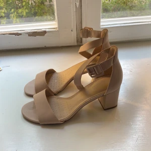 Clarks skor  - Använda på min student . Fint skick . Från clarks i storlek 37😊