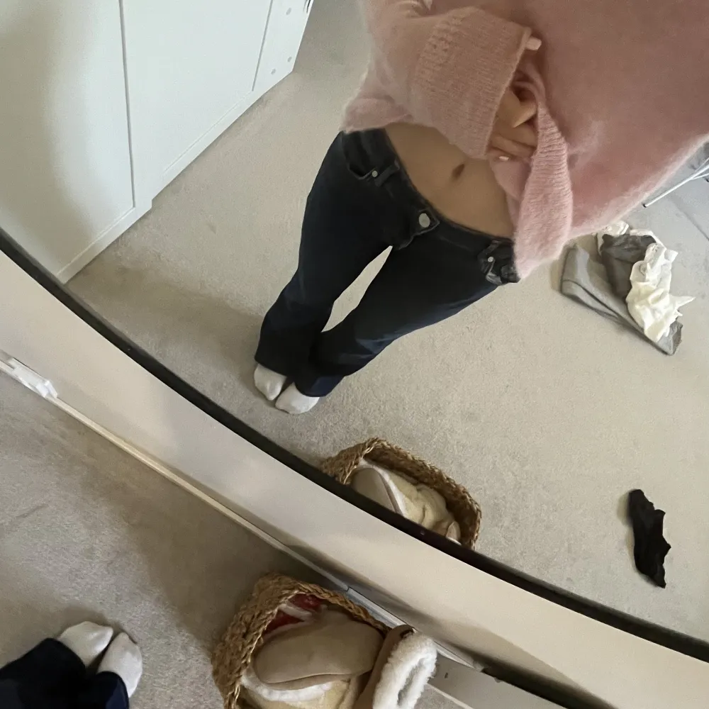 Jag säljer dessa skit snygga lågmidjade jeansen från bikbok som tyvärr är för stora! Därav skicket som är som nytt! Köparen står för frakten! Skriv privat för fler bilder😋💗⭐️🫶🏻. Jeans & Byxor.