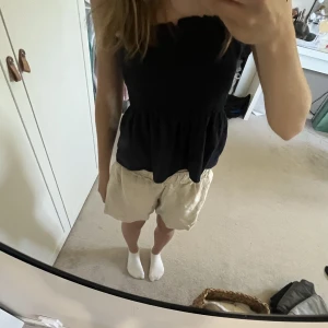 Linneshorts - Säljer mina lågmidjade linneshorts! Som är i fint skick! Super fina nu till sommaren midjan går att vika ner för att få de fyra lågmidjade! Köparen står för frakt! Skriv privat för frågor/fler bilder!🫶🏻💗😋