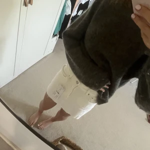 Jeans kjol🤍 - Säljer denna ass snygga lågmidjade jeanskjolen som är helt ny med lappen kvar! (Köparen står för frakten)  Skriv privat för fler bilder💗😋⭐️