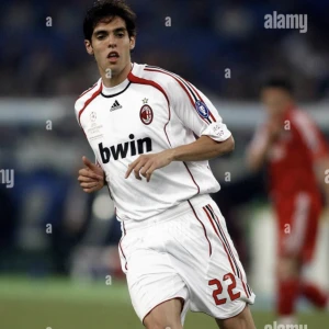 Milan 2006-2007 borta tröja med kaka på ryggen  - En fet retro Milan tröja från 2006-2007 säsongen i perfekt skick. Kaka är namnet din är på ryggen och tröjan är knappt använd