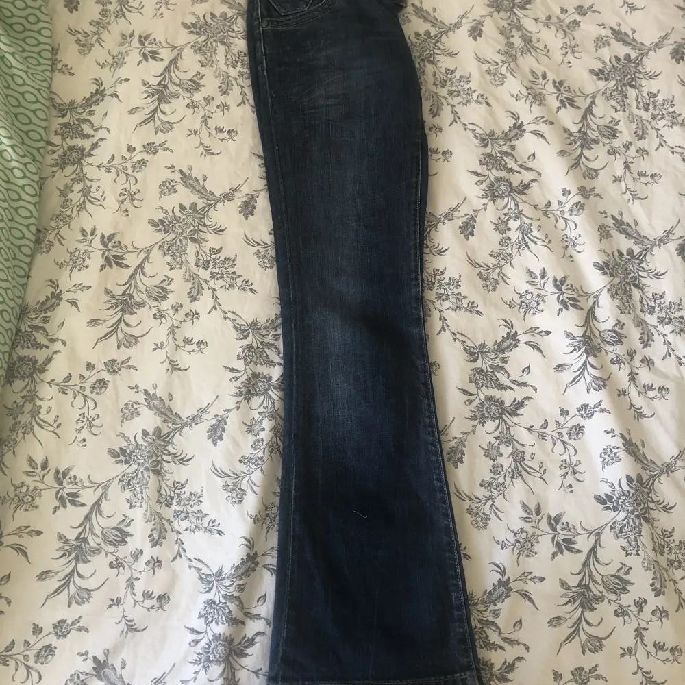 Jeans i mycket bra shick i storlek S (W23 , L32) Innerben längd - ca 78 cm  Midja - ca 75 cm   För mer mått skriv! 🌸. Jeans & Byxor.
