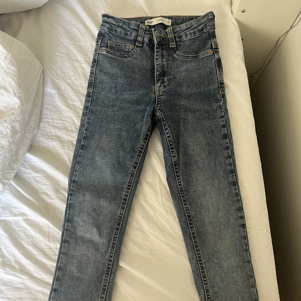 Säljer ett par Skinny jeans i nyskick från ginatricot❤️ har xs i vanliga fall med dom här är typ lite små för mig så skulle säga xxs. Jeans & Byxor.