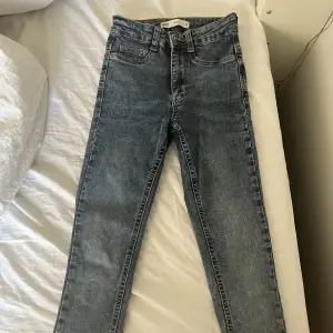 Säljer ett par Skinny jeans i nyskick från ginatricot❤️ har xs i vanliga fall med dom här är typ lite små för mig så skulle säga xxs