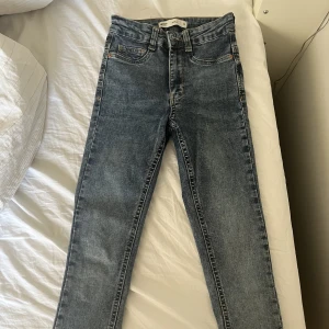 Jeans - Säljer ett par Skinny jeans i nyskick från ginatricot❤️ har xs i vanliga fall med dom här är typ lite små för mig så skulle säga xxs