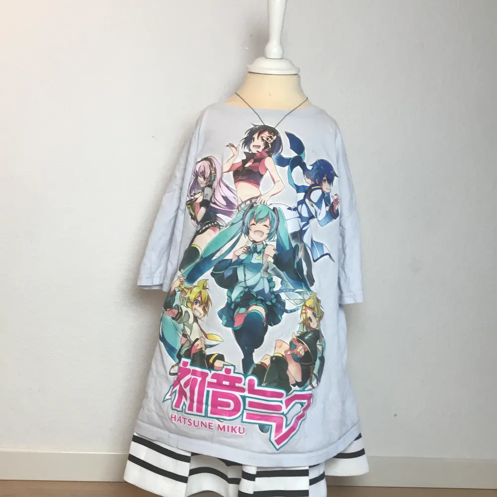 Jätte söt Miku/Vocaloid tröja! Från Zara och storlek 13-14 år/164💙 Säljer på grund av kommer inte till användning. Det är några fläckar på men de syns knappast (sista bilden). 💙. T-shirts.