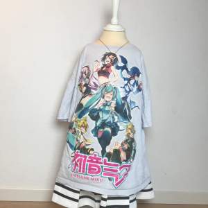 Jätte söt Miku/Vocaloid tröja! Från Zara och storlek 13-14 år/164💙 Säljer på grund av kommer inte till användning. Det är några fläckar på men de syns knappast (sista bilden). 💙