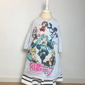 Jätte söt Miku/Vocaloid tröja! Från Zara och storlek 13-14 år/164💙 Säljer på grund av kommer inte till användning. Det är några fläckar på men de syns knappast (sista bilden). 💙