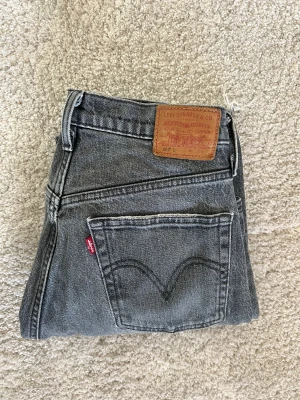 LEVI’S 501  - Säljer mina Levi’s 501 avklippta. W26L30  Använda, men inget som syns.  Köparen står för frakt & kan mötas upp centrala Göteborg. 