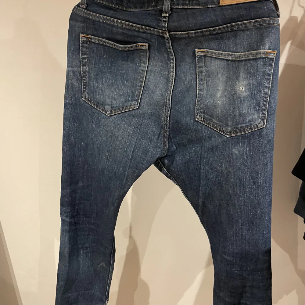 Snygga jeans, passar bra på mig (183). Bra skick, hål under knät. . Jeans & Byxor.