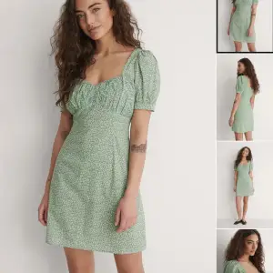 Sååå fin kort klänning från NAKD i storlek 36. Perfekt till sommaren!!💐 Aldrig använd och alla lappar finns kvar. Säljer pga att storleken tyvärr inte passade mig. Kontakta mig för mer bilder eller info!🫶🏼