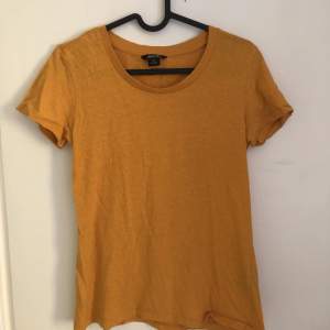 Orange t-shirt, perfect condition 
