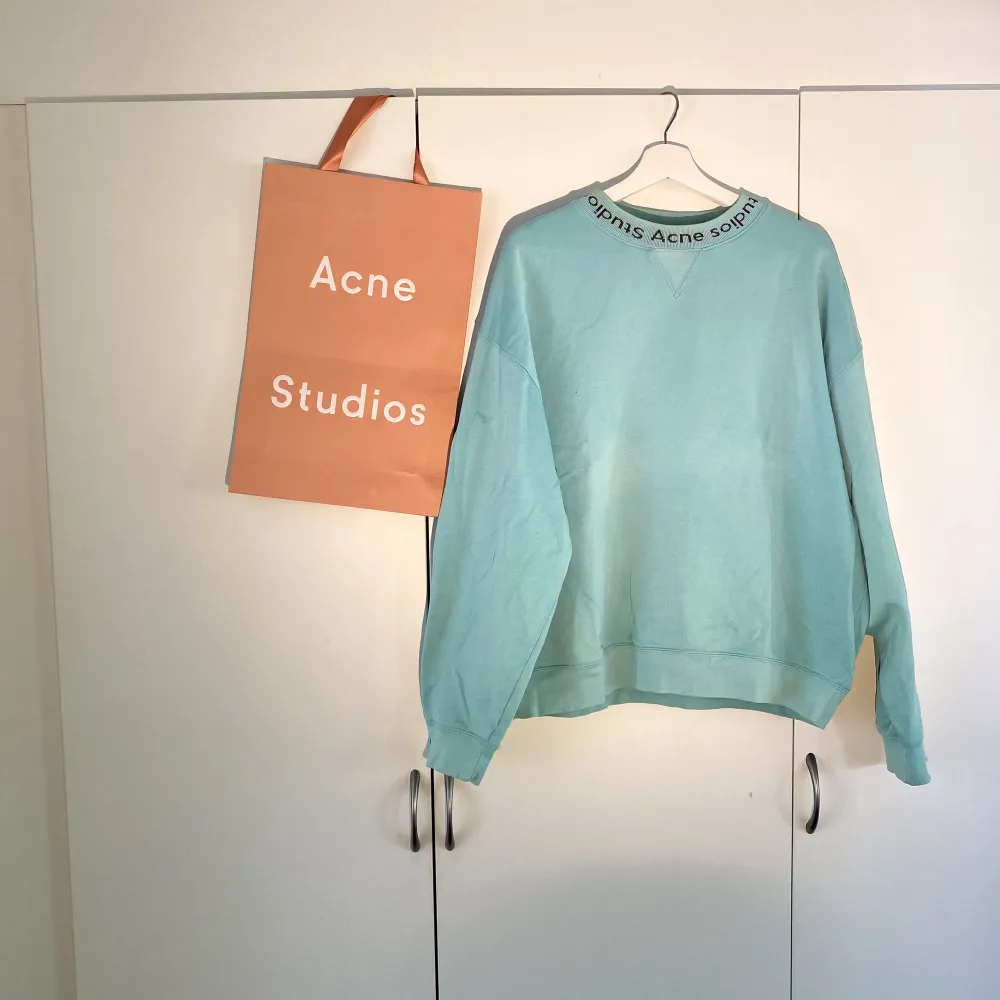 Hej, säljer en väldigt snygg turkos Sweater från Acne Studios. Den är i bra skick. Påse medkommer. Storlek Medium, passar även L. Priset är inte hugget i sten. Hör av dig vid frågor.. Tröjor & Koftor.