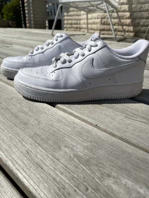 Air force 1 - Säljer mina air force 1. Pågrund av ingen användning då dom var lite för små för mig. Har använt dom Max 7 gånger och är väldigt fräscha fortfarande. Kan skicka fler bilder vid intresse. 