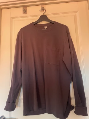 Longsleeve - En brun Longsleeve från arket i storlek medium. Knappt använd. Nypris: 599kr Mitt pris: 199kr