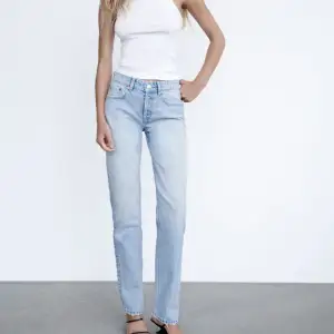 Jättefina jeans från zara i bra skick. Säljer pga av att de inte kommer till användning. Byxorna är mid waist, skriv privat för fler bilder. Priset kan diskuteras💕