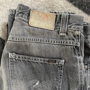Vintage Nudie Jeans - Ett par grå Nudie Jeans med vintage stil. De är i väldigt bra skick och har inga tydliga slitage. STORLEK: Sitter som Levis 30/32. Jag använder personligen 30/32 och dessa sitter nästan precis som mina andra, möjligtvis någon cm större. 