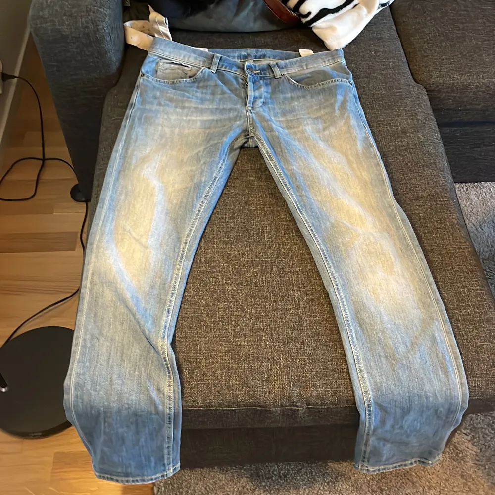 Säljer mina dondup jeans i väldigt fin ljusblå tvätt. George modell storlek 34, men små i storlekarna. . Jeans & Byxor.