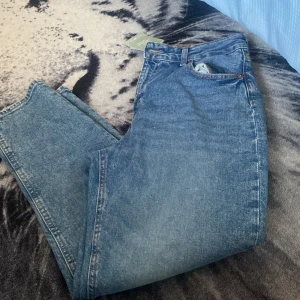 Jeans - Helt nya prislappen hänger kvar