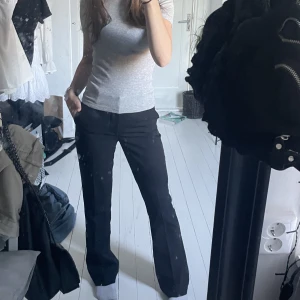 Kostymbyxor  - Säljer mina sjukt snygga kostymbyxor ifrån bikbok! Superfint skick och sparsamt använda💕Jag är ungefär 162 lång!