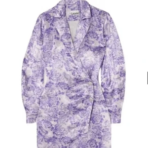 Klänning från Ganni - En klänning från Ganni i siden. Använd en gång. Nypris: 4699kr