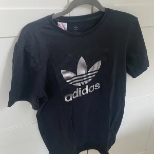 T-shirt - Adidas t-shirt perfekt att ha som en oversised tränings tröja💕