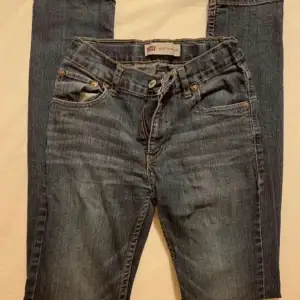 Ett par Slim Taper Levi’s jeans i storlek 16A. Säljs pga att jeansen är för långa. Använd endast 1 gång. Midjemått: 70 cm innerbenlängd: 75,5 cm Köparen står för frakten!! Defekter: en midjeresår har gått av, läderlappen på baksidan håller på och gå av