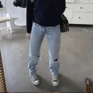 Jeans - Säljer dessa Zara jeans i storlek 32, som är i midwaist men kan dras ner till low waisted. Som i ny skick då dom är fåtal använda   kan skicka paketet så fort som möjligt, du står för frakten