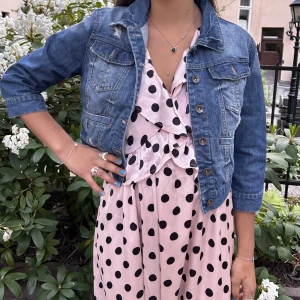 Trekvarts jeansjacka!💙 - Skit najs jeansjacka med trekvart ärmar och lite coola detaljer där fram!❤️‍🔥